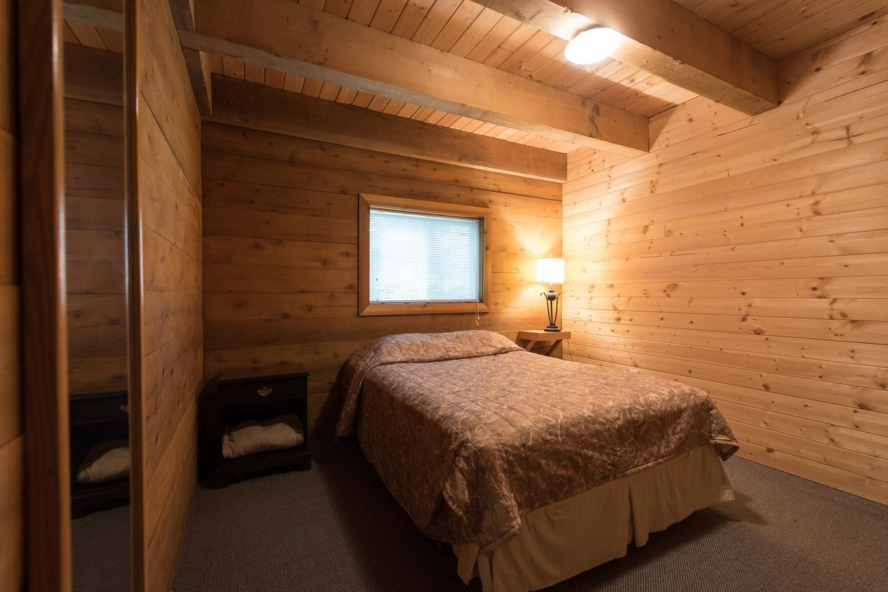Homfray Lodge Desolation Sound Room photo